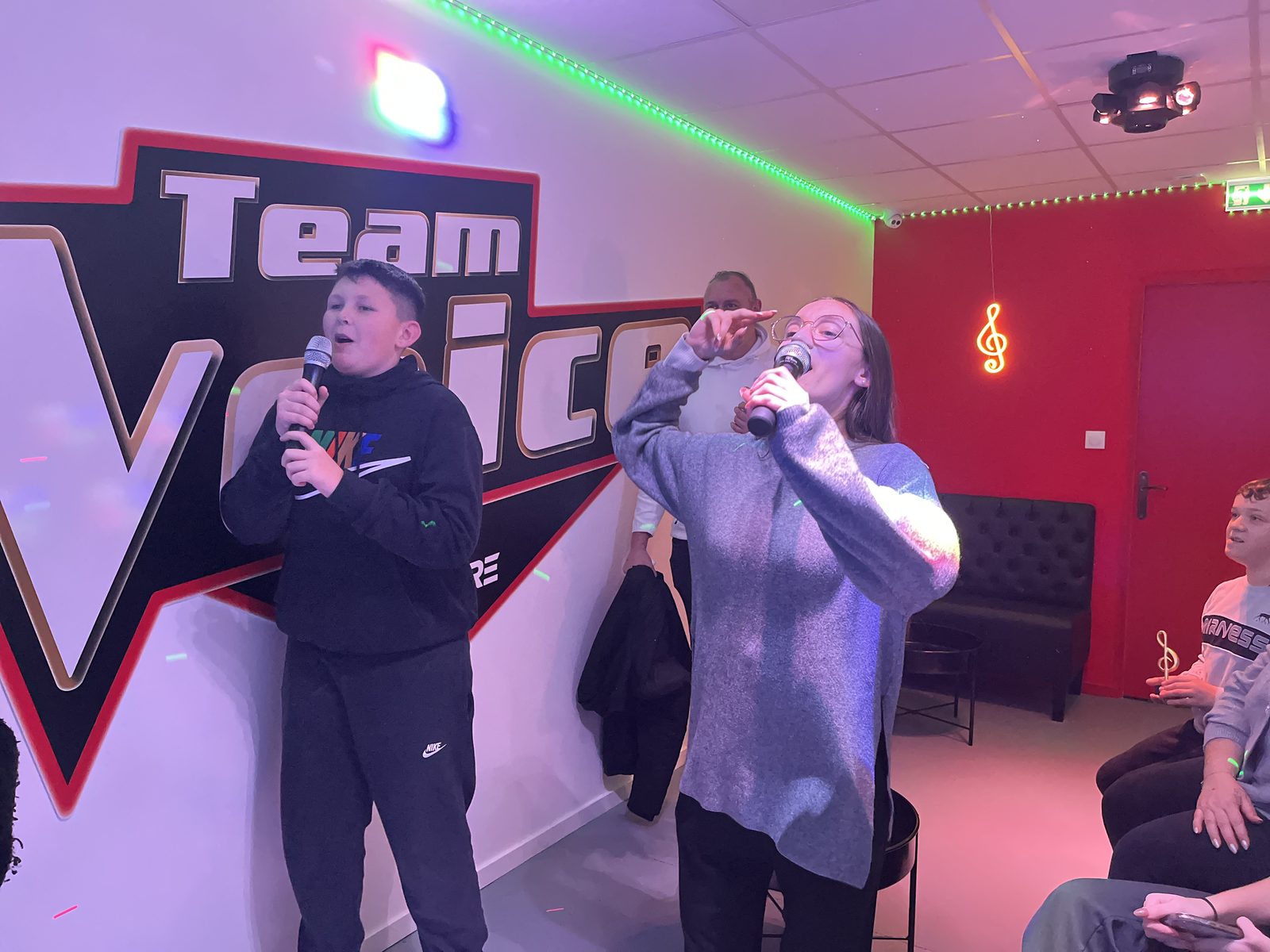 Une session karaoké dans la salle The Voice chez Team Square