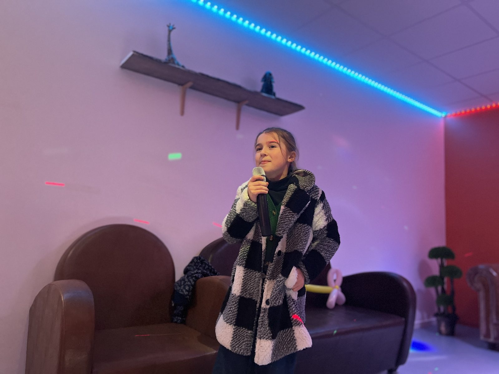 Ambiance et lumières dans une salle de karaoké à thème chez Team Square